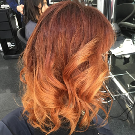 Modelo con cabello naranja brillante.