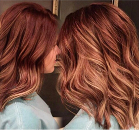 Modelo con cabello rojo y reflejos anaranjados.