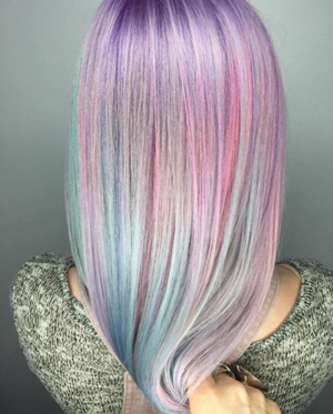 modelo con cabello fantasia