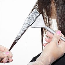 Mechón de cabello sostenido con un cepillo